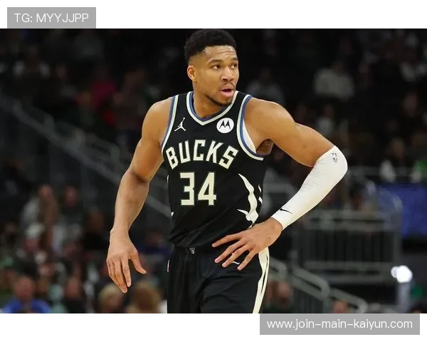 字母哥突破后对镜头竖起大拇指，意味深长