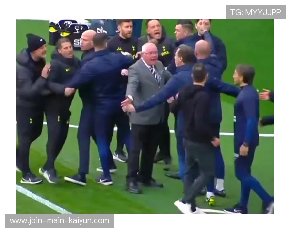 主力车队两车相撞,队内火药味十足 主力车队两车相撞,队内火药味十足